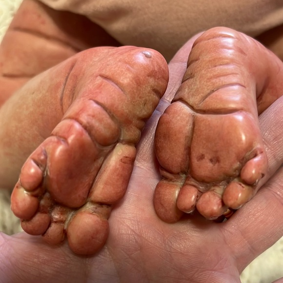 Beautiful reborn doll. Feels so realistic. Soft hair and articulated head/limbs. - Picture 13 of 16